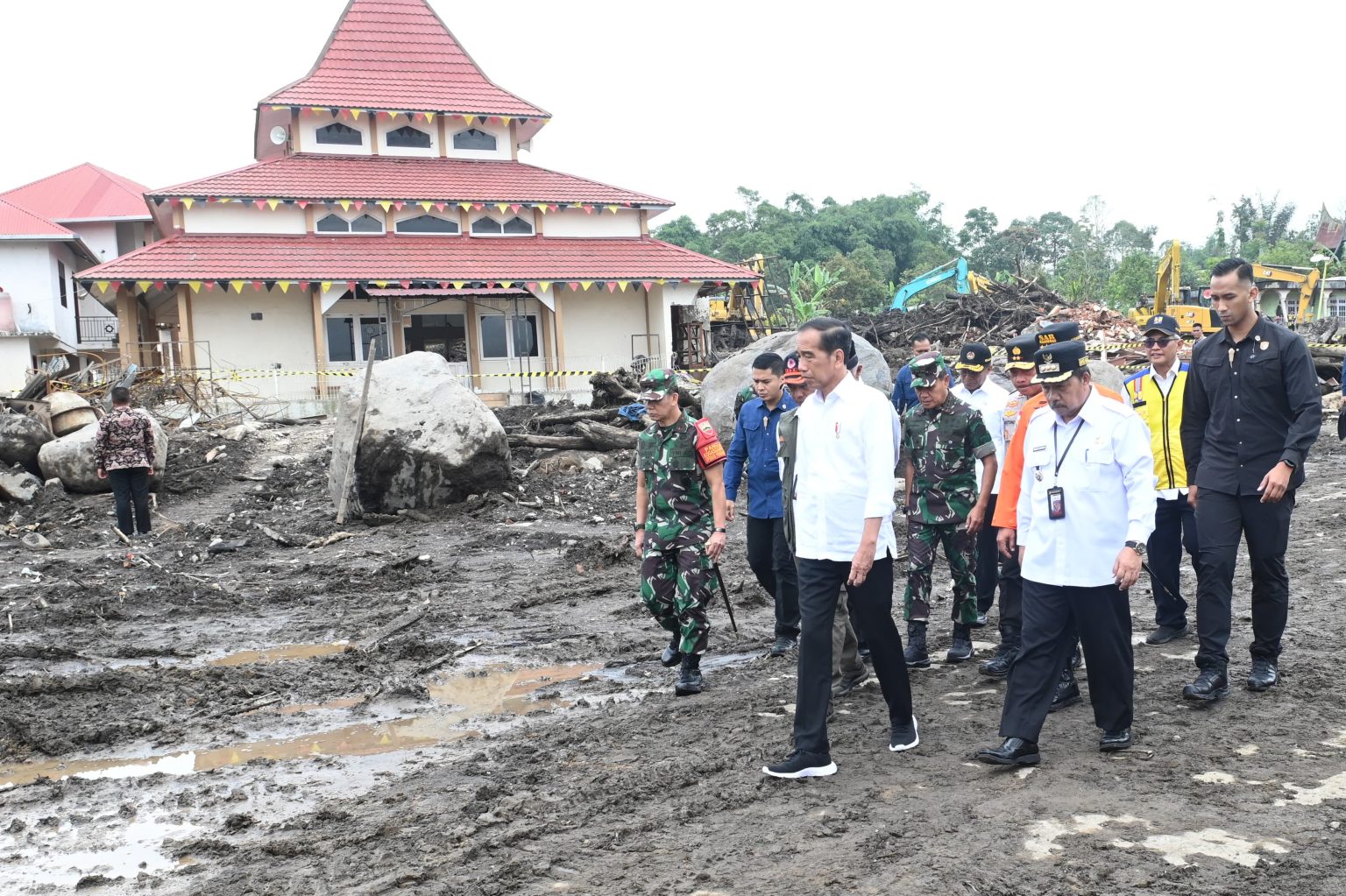 Presiden Jokowi dan Ibu Iriana Tinjau Area Terdampak Longsor dan Banjir Bandang di Agam